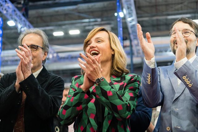 La ministra de Educación y Formación Profesional, Pilar Alegría (c), y el ministro de Universidades, Joan Subirats (i),