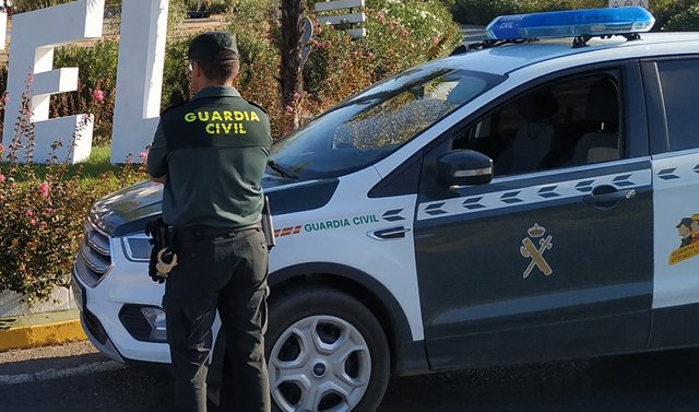 Archivo - Un agente de la Guardia Civil, en una foto de archivo.