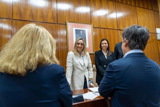 La consejera de Fomento, Marifrán Carazo, este jueves departiendo con diputados antes de comenzar su comparecencia en comisión. 
