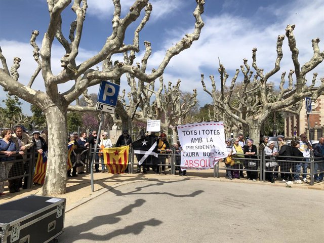 Manifestants mostren el seu suport a Laura Borràs davant el Parlament.
