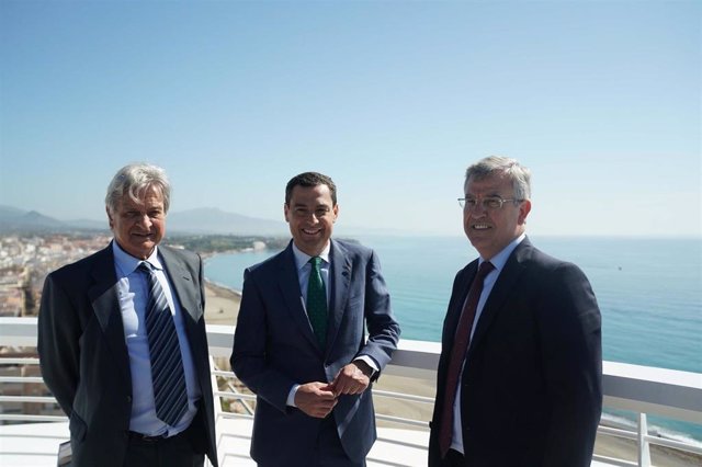 El presidente de la Junta, Juanma Moreno, en el Centro Cultural el Mirador del Carmen en Estepona