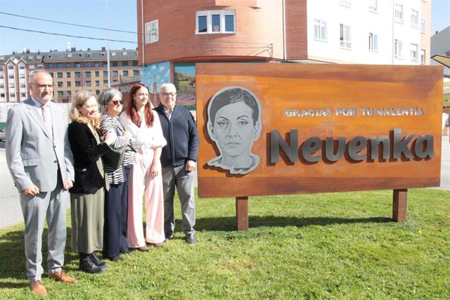 De izquierda a derecha, el alcalde de Ponferrada, la delegada de del Gobierno contra la Violencia de Género, la madre de Nevenka Fernández, la concejala de Bienestar Social y el padre de Nevenka.
