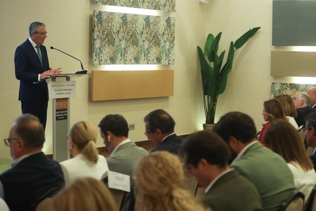 El presidente de la Diputación de Málaga, Francisco Salado, durante el encuentro informativo organizado por Europa Press Andalucía en el Hotel Vincci Posada del Patio.
