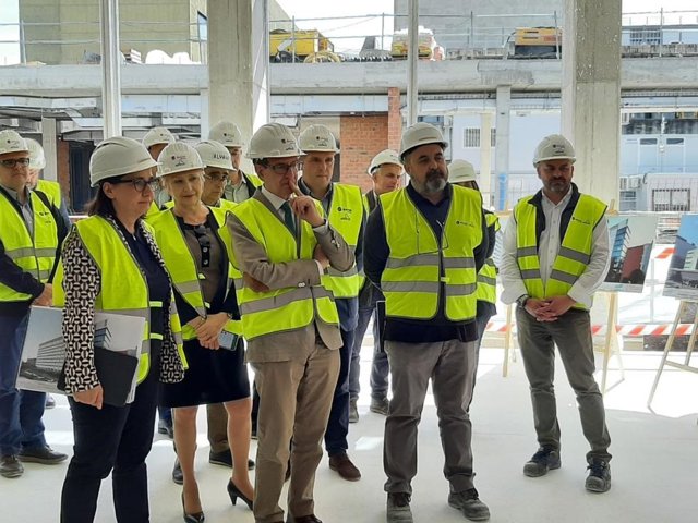 El conseller de Sanidad, Miguel Mínguez, viista las obras de ampliación y reforma del Clínico