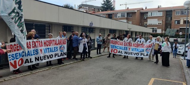 Un centenar de trabajadores de urgencia extrahospitalaria clama frente a la Gerencia de AP por un "interlocutor válido