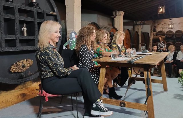 Mariola Fuentes, Rosario y Lolita Flores, y la alcaldesa de Jerez, Mamen Sánchez, en la presentación por la apertura del Centro Cultural Lola Flores en Jerez (Cádiz)