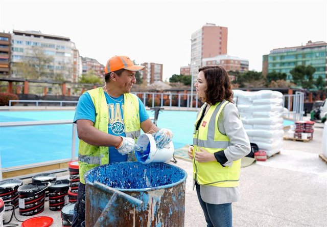 La presidenta de la Comunidad de Madrid, Isabel Díaz Ayuso, ha visitado este jueves los trabajos de remodelación que se están llevando a cabo en el Parque de Santander, en el distrito madrileño de Chamberí.