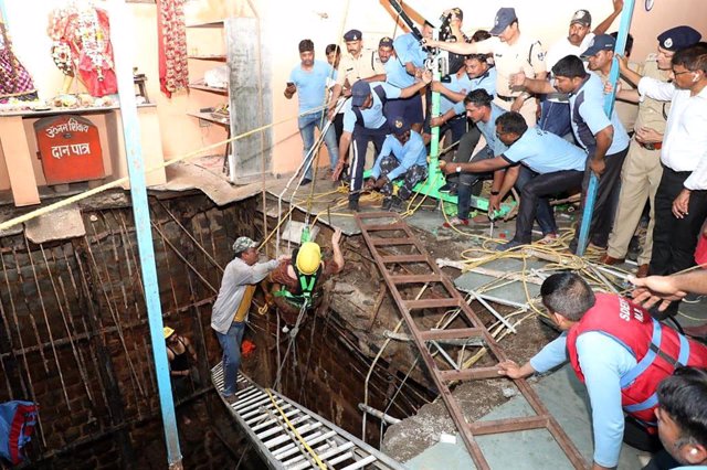 Varios fallecidos tras derrumbarse el suelo de un templo hindú en Indore, India.