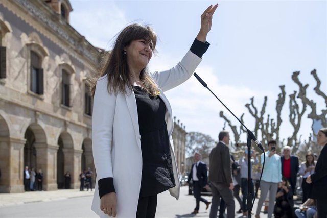 La presidenta de Junts y expresidenta del Parlament, Laura Borràs, ofrece declaraciones a los medios ante el Parlament tras ser condenada a cuatro años y medio de cárcel y trece de inhabilitación por el Tribunal Superior de Justicia Catalán, a 30 de marzo