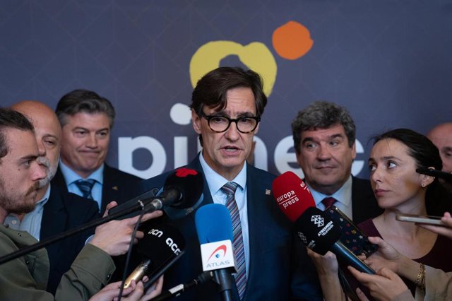 El primer secretario del PSC, Salvador Illa, atiende a los periodistas tras reunirse con el ministro Escrivá y el presidente de Pimec, Antoni Cañete, a viernes 31 de marzo de 2023, en Terrassa (Barcelona), Catalunya (España)