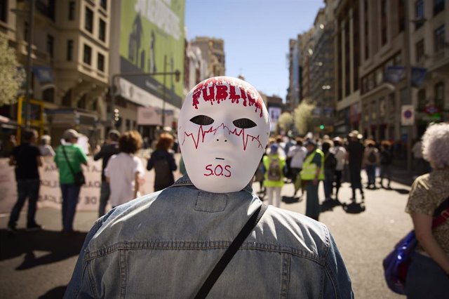 Varias personas marchan en la manifestación convocada por entidades sociales, profesionales de la sanidad y organizaciones sindicales por la defensa del sistema sanitario público madrileño, a 26 de marzo de 2023, en Madrid (España).
