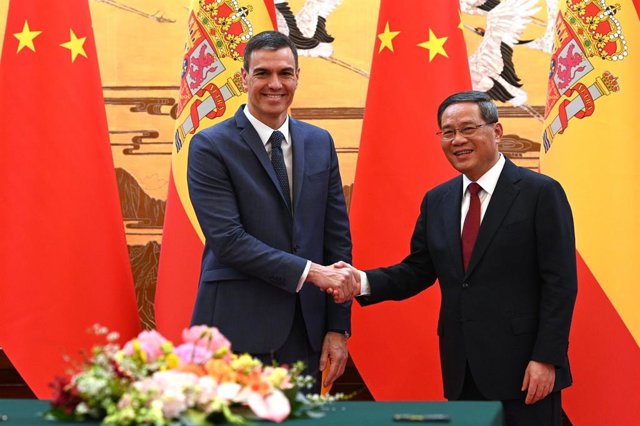 El president del Govern espanyol, Pedro Sánchez, i el primer ministre xinès, Li Qiang, a Pequín