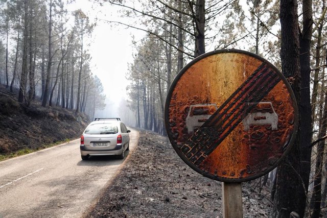 Bomberos de Asturias treabajan en el incendio de los concejos de Valdes y Tineo, a 30 de marzo de 2023, en Asturias.
