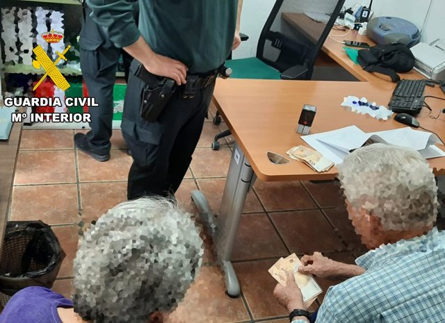 Los octogenarios de Castillo de Locubín recuperando su dinero