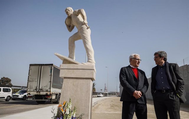 Archivo - El alcalde de València, Joan Ribó (i) y el ya expresidente de la APV, Aurelio Martínez (d), durante la reciente inauguración del monumento en homenaje a los estibadores.