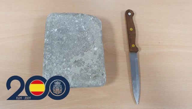 Adoquín y cuchillo ocupados al detenido tras robar en un comercio.