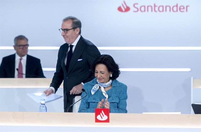 El consejero delegado del Banco Santander, Héctor Grisi, y la presidenta del Banco Santander, Ana Botín, durante una junta general de accionistas de Banco Santander, en la Ciudad Grupo Santander de Boadilla del Monte, a 31 de marzo de 2023, en Boadilla de