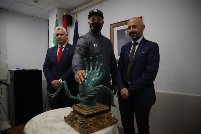 El Hermano Mayor de la cofradía de Jesús El Rico, Ramón Varea (i); el preso ADMP (c); y el subdelegado de Gobierno, Javier Salas (d), durante la rueda de prensa.