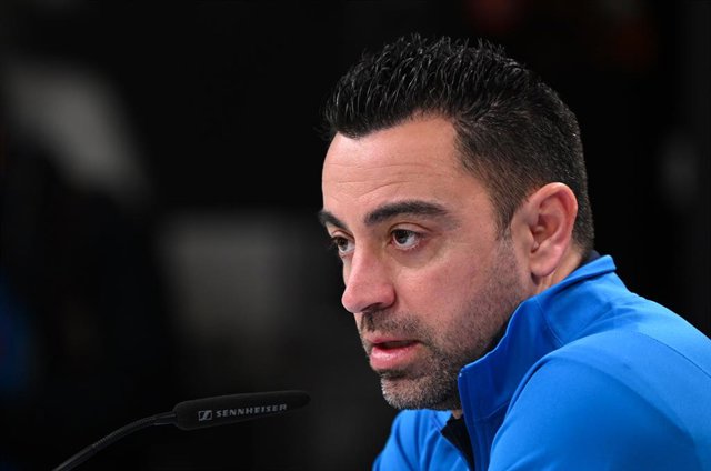Archivo - L'entrenador del FC Barcelona, Xavi Hernández
