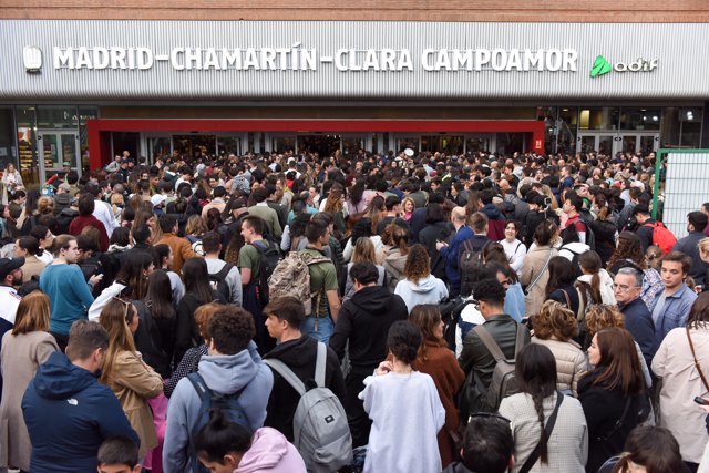 Centenares de personas en la entrada de la estación Madrid-Chamartín-Clara Campoamor, a 31 de marzo de 2023, en Madrid (España). 