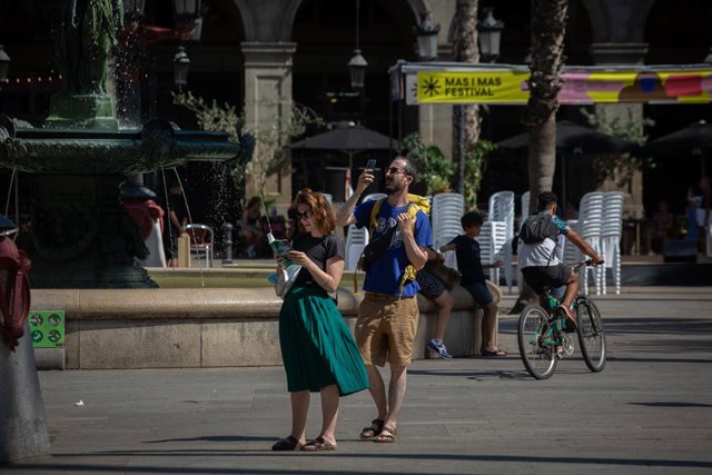 Archivo - Dos turistes a la plaça Reial de Barcelona