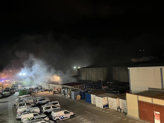 Bomberos del Ayuntamiento de Madrid trabajan en la extinción de una nave incendiada en Villa de Vallecas.