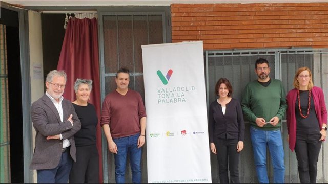 Manuel Saravia, María Sánchez, Alberto Bustos y otros miembros de VTLP durante un descanso de la asamblea celebrada este sábado en la capital vallisoletana para terminar de confeccionar su programa electoral de cara a los próximos comicios de mayo