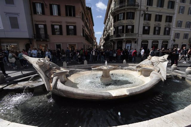 La Fuente de la Barcaza en la plaza de España de Roma