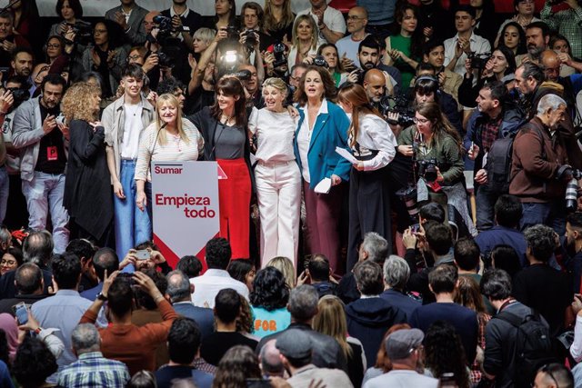 La vicepresidenta segunda y ministra de Trabajo y Economía Social, Yolanda Díaz, durante el acto 'Hoy empieza todo' de la plataforma Sumar, en el polideportivo Antonio Magariños, a 2 de abril de 2023, en Madrid, (España). 