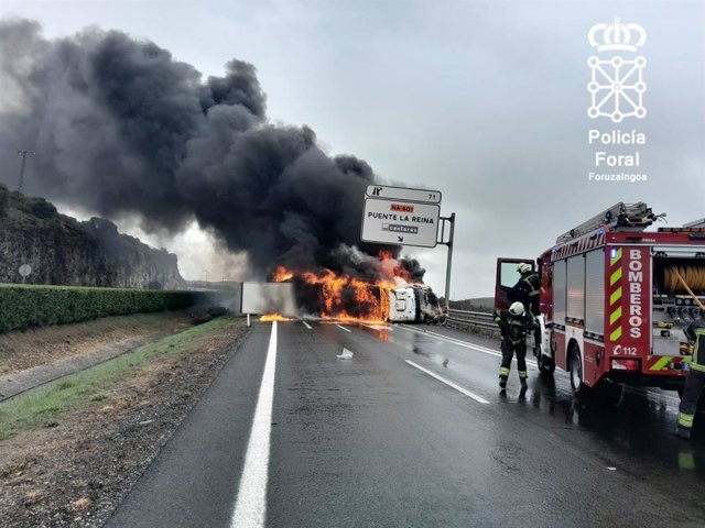 Camión volcado y ardiendo en la AP-15