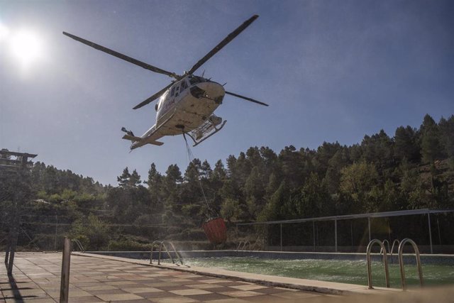 Un helicóptero sobrevuela durante los trabajos de un incendio en imagen de archivo
