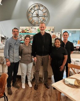 El Rey Felipe VI, junto al equipo del Restaurante Sandro, este domingo.