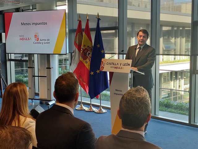 El presidente de la Junta de Castilla y León, ALfonso Fernández Mañueco, en la presentación de las deducciones fiscales y rebajas en la Declaración de la Renta en Salamanca.