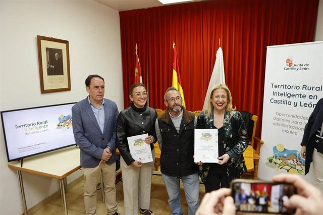 De izda a dcha, Serrano, González, el alcalde y De Gregorio en Castillejo de Robledo (Soria).