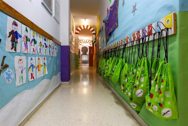 Archivo - Imagen de archivo de un pasillo con dibujos y mochilas colgadas en un centro de Educación Infantil.