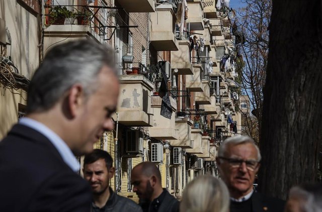 El alcalde de València, Joan Ribó (1d), y el vicepresidente segundo y conseller de Vivienda y Arquitectura Bioclimática, Hector Illueca (1i), en una imagen de archivo