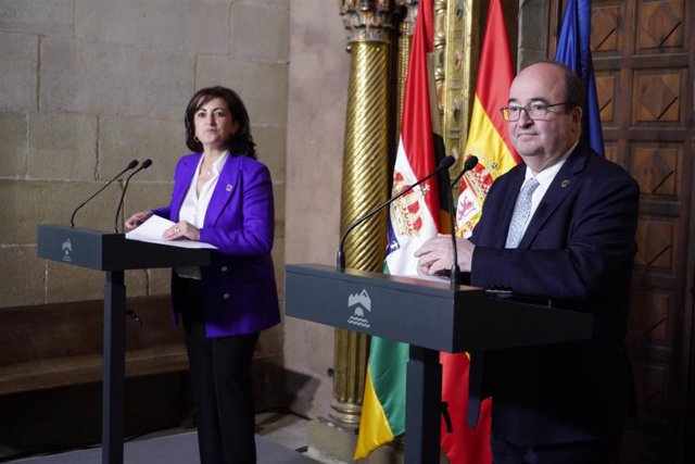El ministro de Cultura y Deportes, Miquel Iceta, junto a la presidenta del Gobierno riojano, Concha Andreu, en Nájera