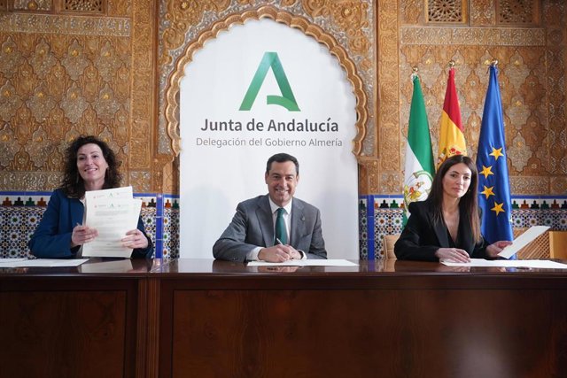 El presidente de la Junta de Andalucía, Juanma Moreno, firma el convenio para el desarrollo del Puerto-Ciudad junto con la alcaldesa de Almería, María del Mar Vázquez, y la presidenta de la APA, Rosario Soto.