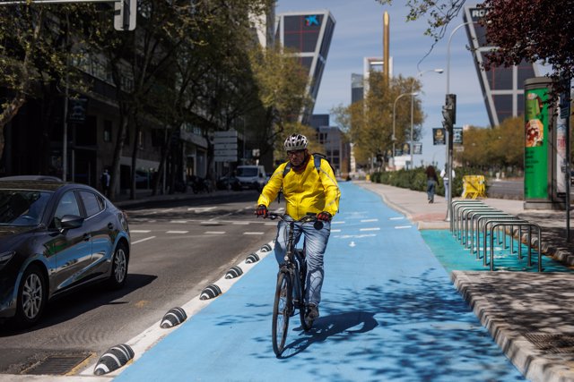 Un ciclista circula por el nuevo carril bici del Paseo de la Castellana, a 3 de abril de 2023, en Madrid (España)