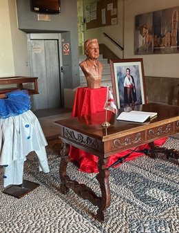 Libro de condolencias instalado en el vestíbulo del Ayuntamiento de Bujalance por la muerte del tenor Pedro Lavirgen.