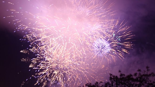 Archivo - Imagen de archivo de un castillo de fuegos artificiales.