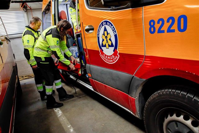 Archivo - Técnicos en la Base 0 de SAMUR - Protección Civil, en Casa de Campo.
