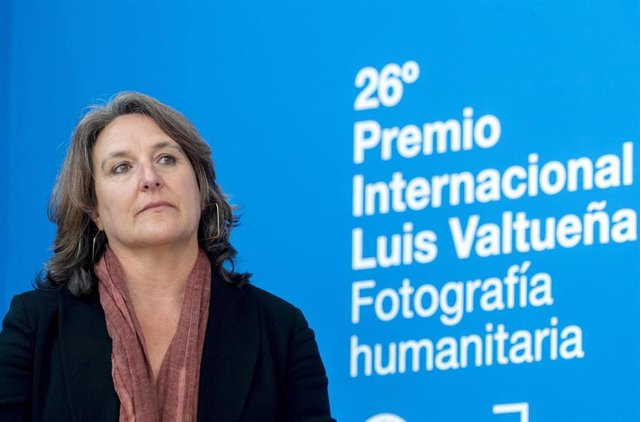 La ganadora del certamen María Clauss durante la ceremonia de entrega del 26º Premio Internacional de Fotografía Humanitaria Luis Valtueña, en la sala de exposición La Lonja de Arganzuela, a 3 de abril de 2023, en Madrid (España). Los premios han sido con