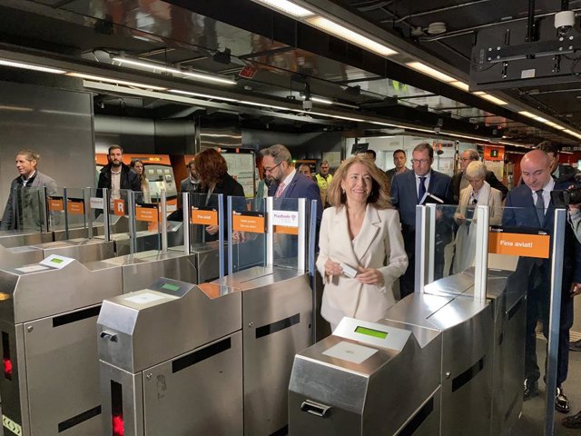 Diferents autoritats en la presentació de les obres per ampliar les andanes de l'Estació d'Arc de Triomf 