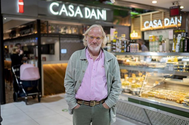 El gerente del Mercado de La Paz, Guillermo del Campo, posa frente al restaurante Casa Dani en el Mercado de La Paz, a 3 de abril de 2023, en Madrid (España). 