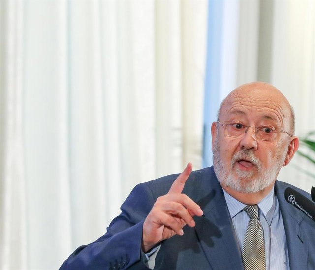 Archivo - El presidente del Centro de Investigaciones Sociológicas (CIS), José Félix Tezanos, participa en un desayuno informativo de la tribuna Fórum Europa, en el Hotel Mandarin Oriental Ritz, a 18 de octubre de 2022, en Madrid (España).