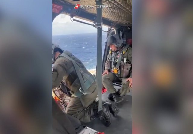 Rescate de migrantes por un helicóptero de la Guardia Costera de Italia
