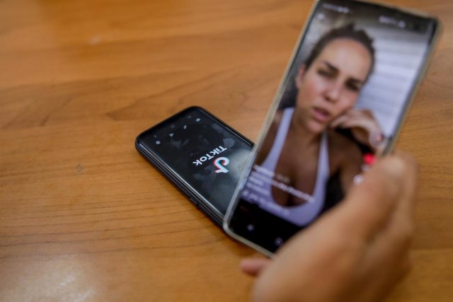 Archivo - El vídeo d'una jove a TikTok