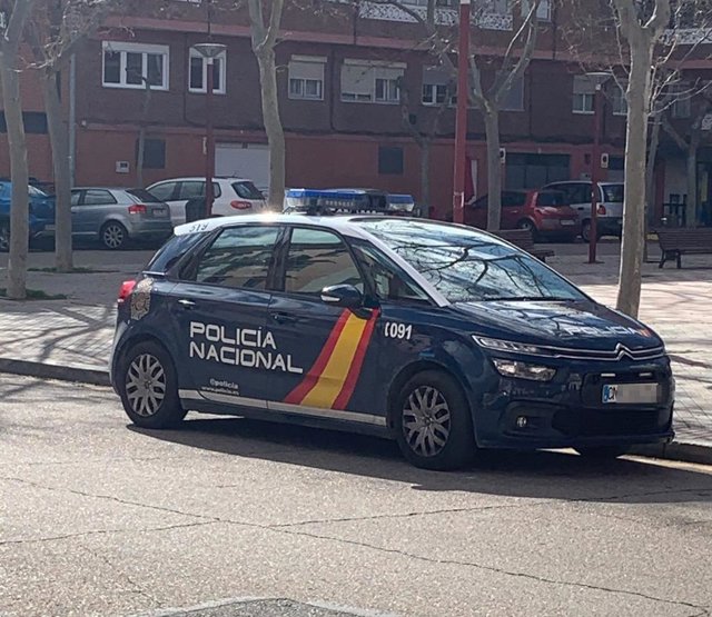 Archivo - Sucesos.- Detenido por empujar e intimidar a una mujer y sustraerla su teléfono móvil en la calle Salud
