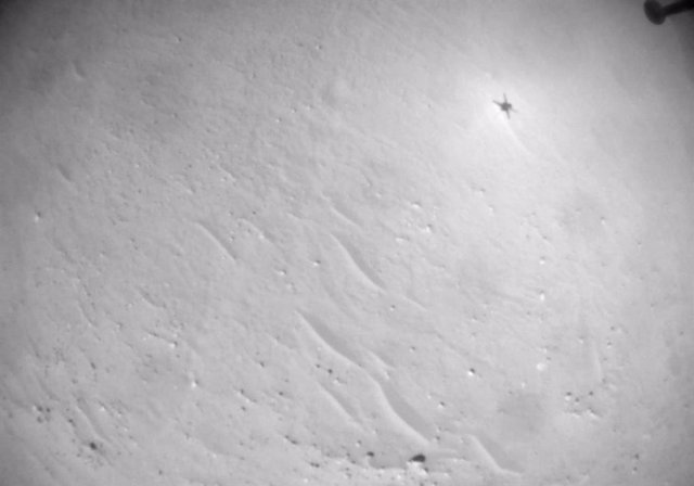 Sombra de Ingenuity en el suelo de Marte captada por el propio helicóptero en su vuelo 49